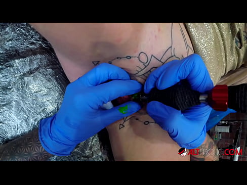 ❤️ Tsis tshua muaj tattooed hottie Sully Savage tau txais tattoo ntawm nws clitoris ❌ porn ntawm porn hmn.pornoreino-com.ru ☑
